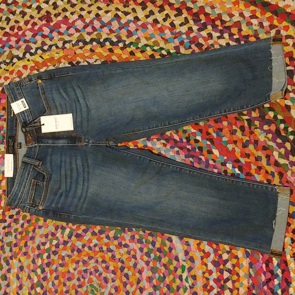 Judy Blue Mid Rise Skinny Fit Capri Pants 5/27